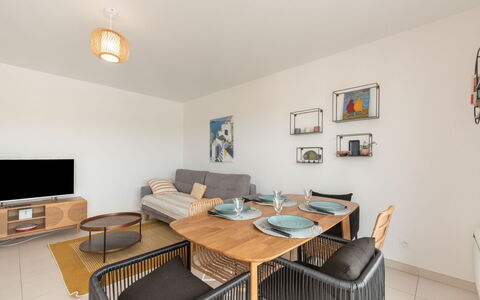 Eden Riviera: Møbel, Ejendom, Bord, Billedramme, Træ, Indretning, Couch, Stol, Orange, Stue