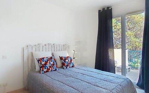 Les Grenadines: Seng, Møbel, Sengetøj, Soveværelse, Sengetøj, Indretning, Sengetøj, Throw Pillow, Textile, Etage