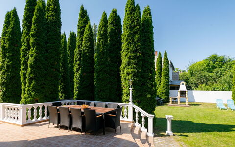 Big Thuja: Plante, Himmel, Ejendom, Træ, Vand, Botanik, Lærk, Naturlige Landskab, Land Lot, Arkitektur