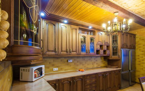 Antoś: Cabinetry, Indretning, Træ, Countertop, Gulvbelægning, Etage, Loft, Hårdttræ, Hus, Køkken