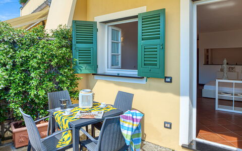 Villa Dell'erta - Levanto, Montale: Plante, Ejendom, Daytime, Bord, Bygning, Møbel, Vindue, Blå, Grøn, Azure