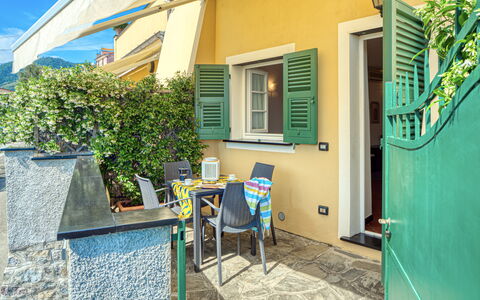 Villa Dell'erta - Levanto, Montale: Bygning, Plante, Vindue, Daytime, Ejendom, Dør, Blå, Grøn, Azure, Blomsterkrukke