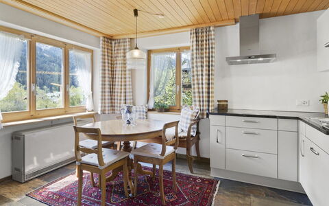 Riedblick: Cabinetry, Møbel, Countertop, Vindue, Træ, Skuffe, Indretning, Køkken, Bord, Bejdse