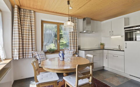 Riedblick: Ejendom, Møbel, Cabinetry, Bord, Countertop, Stol, Træ, Couch, Køkken Apparat, Gardin