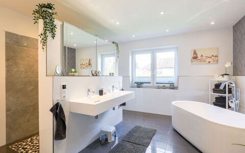 Sonnenschein: Spejl, Tap, Sanitærarmatur, Ejendom, Håndvask, Bygning, Badeværelse, Arkitektur, Indretning, Etage