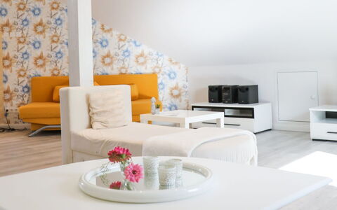 Sonnenschein: Ejendom, Møbel, Hvid, Bord, Indretning, Arkitektur, Etage, Gulvbelægning, Line, Væg