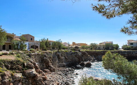 S'Illot-Cala Morlanda: Plante, Himmel, Vand, Vandressourcer, Bygning, Naturlige Landskab, Vegetationen, Træ, Vandløb, Vindue