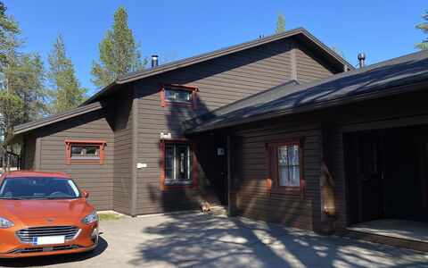 Vuolkuma B: Træ, Sidespor, Hjem, Hus, Tag, Sommerhus, Dør, Indkørsel, Gård