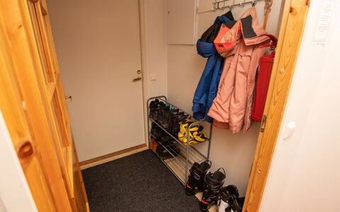 Vuolkuma B: Træ, Gulvbelægning, Etage, Værelse, Bejdse, Bøjle, Hårdttræ, Closet, Trægulve