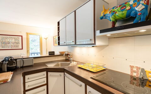 Les Princes: Cabinetry, Countertop, Træ, Indretning, Håndvask, Køkken, Billedramme, Komfur, Køkkenvask, Væg