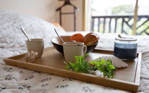 Les Princes: Mad, Bordservice, Tallerkner, Drinkware, Kop, Bord, Træ, Plade, Ingrediens