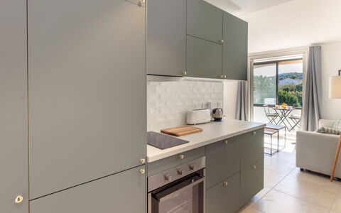 Odyssee 80: Cabinetry, Bygning, Ejendom, Countertop, Møbel, Køkken Apparat, Komfur, Køkken, Husholdningsapparat, Træ