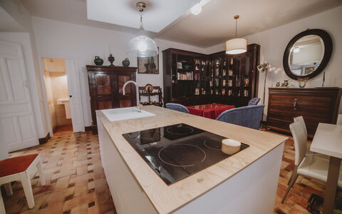 Posada La Casa Del Pintor: Brun, Spejl, Møbel, Cabinetry, Countertop, Køkken, Husholdningsapparat, Træ, Belysning, Indretning