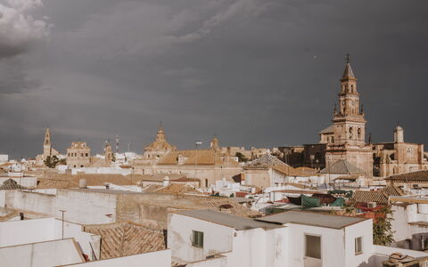 Posada La Casa Del Pintor: Sky, Himmel, Vindue, Bygning, Urban Design, Landskab, City, Facade, Tag, Cityscape