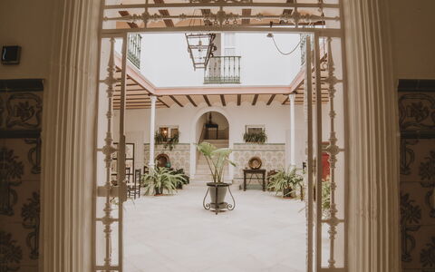 Posada La Casa Del Pintor: Bygning, Plante, Træ, Kunst, Toner Og Skygger, Glas, Symmetry, Facade, Arch, Arcade
