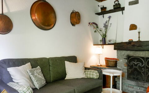 Chalet al Portic: Billedramme, Ejendom, Møbel, Couch, Træ, Indretning, Plante, Belysning, Blomsterkrukke, Lampe