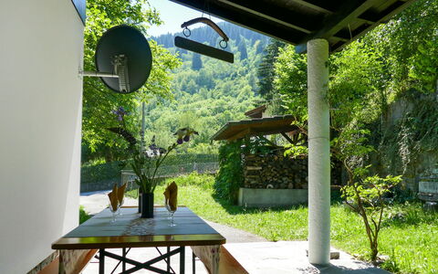Chalet al Portic: Plante, Ejendom, Skygge, Bord, Træ, Indretning, Arkitektur, Bygning, Græs, Fritid