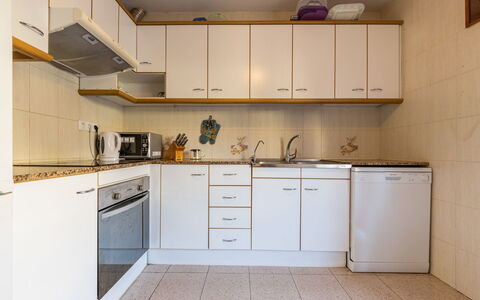 Mora Igor: Cabinetry, Countertop, Køkkenvask, Ejendom, Møbel, Håndvask, Komfur, Køkken Apparat, Køkken, Husholdningsapparat