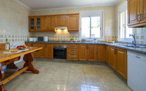 Villa Delfín: Køkken, Møbel, Countertop, Cabinetry, Gulvbelægning, Køkken Apparat, Indretning, Etage, Træ, Større Bandage