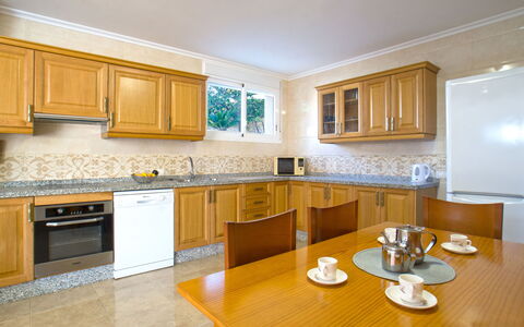 Villa Delfín: Bord, Cabinetry, Ejendom, Countertop, Møbel, Bygning, Træ, Køkken, Belysning, Indretning