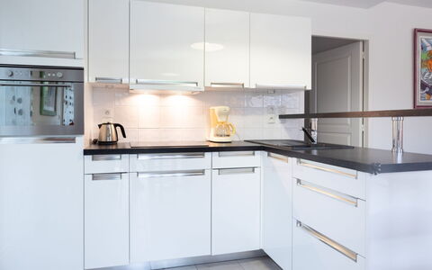 Les Jardins du Levant: Cabinetry, Countertop, Køkkenvask, Køkken Apparat, Køkken, Husholdningsapparat, Håndvask, Komfur, Belysning, Indretning