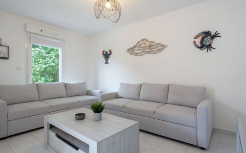 Résidence Ker Armor: Couch, Møbel, Ejendom, Bord, Hvid, Plante, Indretning, Belysning, Studio Couch