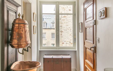 Le Cap Horn: Ejendom, Cabinetry, Møbel, Vindue, Billedramme, Træ, Bygning, Belysning, Indretning