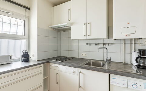 Mogador: Cabinetry, Køkkenvask, Tap, Countertop, Håndvask, Ejendom, Hvid, Sanitærarmatur, Komfur, Køkken
