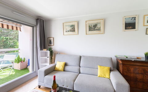 Arverna: Billedramme, Ejendom, Bord, Couch, Plante, Møbel, Studio Couch, Etage, Stue, Gulvbelægning