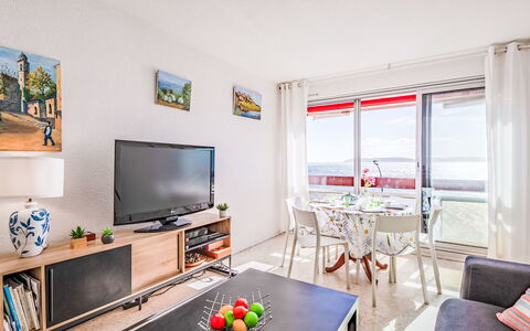 Sainte Maxime 130: Lejlighed, Møbel, Indretning, Stue, Stol, Couch, Altan, Hotel, Kaffebord