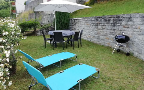 Rustico Olmo: Plante, Møbel, Bord, Grøn, Blomst, Udendørs Møbler, Udendørs Bord, Udendørs Bench, Bygning, Stol