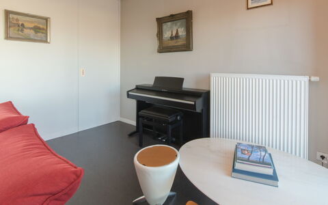 Turquoise Duplex Appartment: Bord, Billedramme, Møbel, Ejendom, Bygning, Skrivebord, Træ, Bordservice, Stol, Countertop