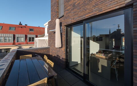 Turquoise Duplex Appartment: Himmel, Vindue, Bygning, Skygge, Træ, Hus, Urban Design, Bord, Ejerlejlighed, Væg