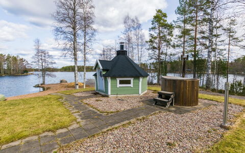 Villa Koivumäki: Vindue, Facade, Arkitektur, Dør, Hjem, Estate, Mansion, Skydevindue, Altan, Villa