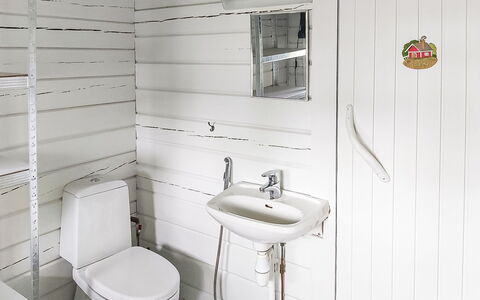 Villa Koivumäki: Sanitærarmatur, Toiletbræt, Badeværelse, Gulvbelægning, Toilet, Etage, Håndvask, Vvs, Badeværelsesvask, Tap