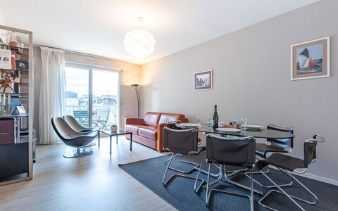 Le Galion: Ejendom, Bygning, Møbel, Komfort, Azure, Indretning, Vindue, Træ, Bed Frame, Pude