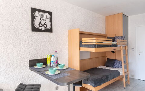 Les Vagues: Bord, Møbel, Ejendom, Bygning, Komfort, Hus, Indretning, Stue, Couch, Reoler