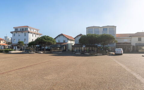 Les Vagues: Himmel, Plante, Bygning, Vindue, Vejbelægning, Asfalt, Land Lot, Urban Design, Træ, Landskab