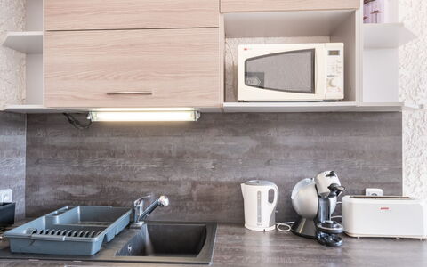Les Vagues: Countertop, Cabinetry, Ejendom, Køkken Apparat, Køkken, Komfur, Husholdningsapparat, Gaskomfur, Træ, Indretning