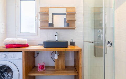 L'Auteuil: Cabinetry, Ejendom, Møbel, Bygning, Bord, Træ, Spejl, Reoler, Tap, Indretning