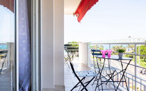 L'Auteuil: Bord, Plante, Himmel, Møbel, Bygning, Skygge, Indretning, Arkitektur, Etage, Træ