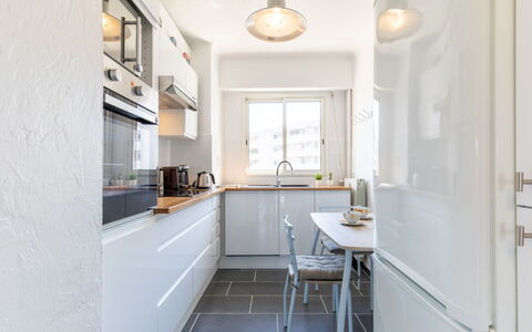 L'Auteuil: Cabinetry, Ejendom, Countertop, Møbel, Vindue, Håndvask, Køkken, Belysning, Træ