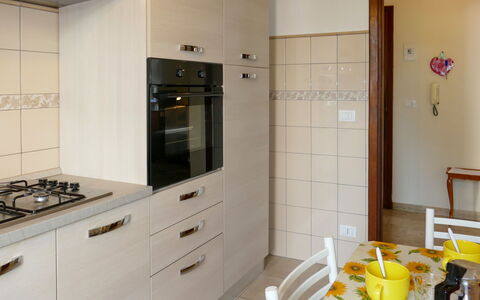 Diano Marina 648: Cabinetry, Bygning, Møbel, Countertop, Køkken, Træ, Indretning, Skuffe, Gulvbelægning, Gul