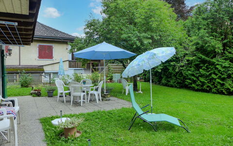Erika: Plante, Møbel, Ejendom, Bord, Stol, Paraply, Himmel, Grøn, Natur