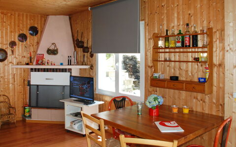 Baita Monti di Piazzogna: Bord, Møbel, Ejendom, Couch, Cabinetry, Træ, Bygning, Belysning, Indretning, Gulvbelægning
