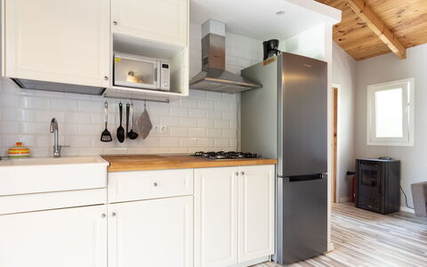 Jorge: Cabinetry, Køkkenvask, Håndvask, Countertop, Ejendom, Møbel, Bygning, Tap, Træ, Køkken