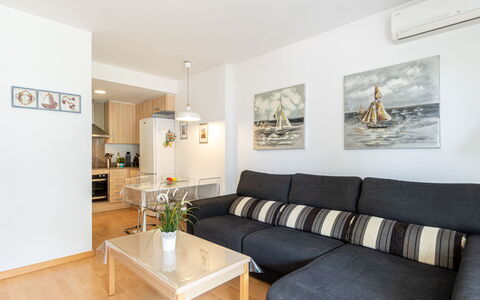 Puerto Marina: Couch, Ejendom, Bord, Møbel, Billedramme, Komfort, Stue, Træ, Indretning, Belysning