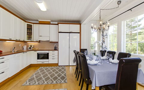 Villa Adalmina: Indretning, Træ, Loft, Gulvbelægning, Møbel, Lysarmatur, Etage, Countertop, Køkken, Hjem