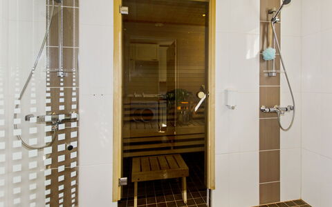 Villa Adalmina: Gulvbelægning, Etage, Træ, Sanitærarmatur, Indretning, Badeværelse, Vvs, Tap, Værelse, Flise