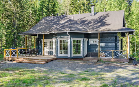 Villa Eläntätila: Møbel, Stol, Udendørs Møbler, Bord, Træ, Udendørs Bord, Køkken & Spisebord, Skygge, Have, Paraply
